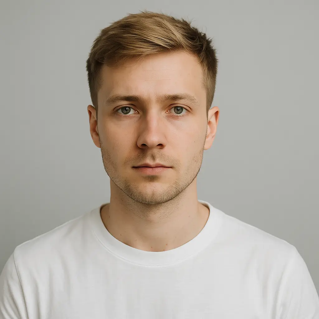 Marcus Rahman, rédacteur — portrait horizontal centré sur fond clair, regard caméra, t-shirt blanc